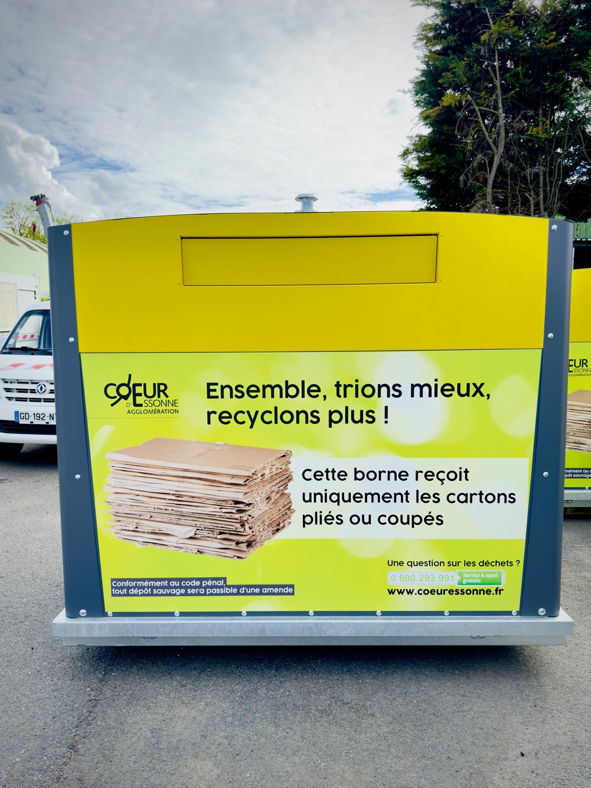 Borne carton Cœur d'Essonne – face frontale avec signalétique posée