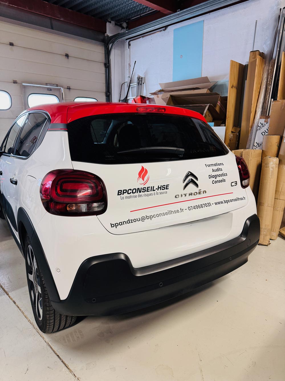 Arrière du Citroën C3 BP CONSEIL-HSE avec marquage complet et coordonnées